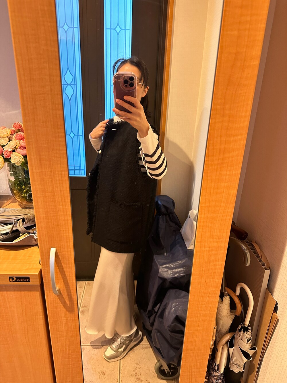 ブラック系のジャケット/アウター、ブラック系のTシャツ/カットソー、ホワイト系のスカートを着用したレディースの秋コーディネートの2枚目の写真