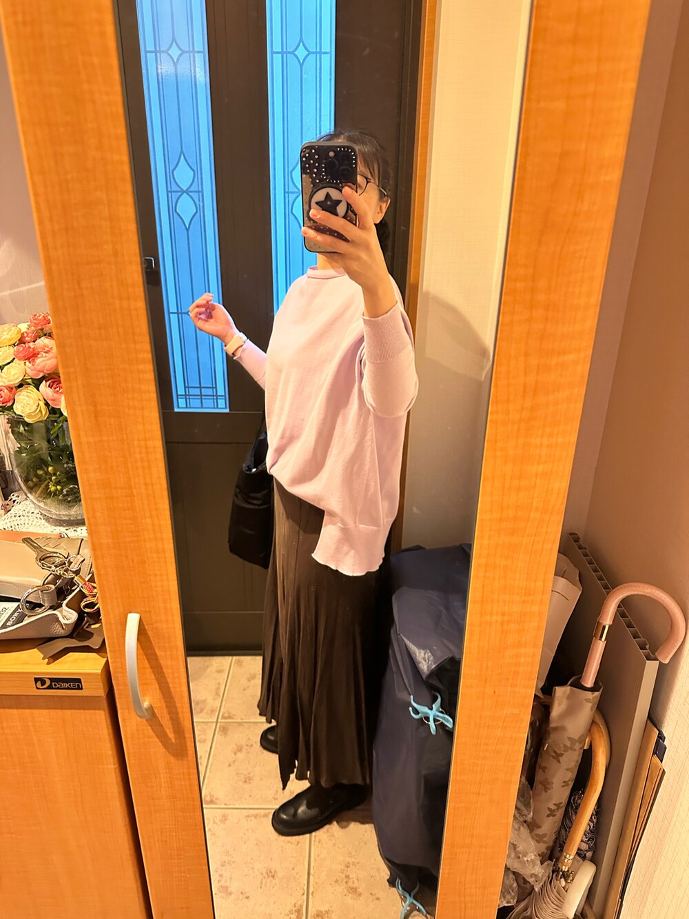 ベージュ系のその他アウター、パープル系のニット/セーター、ブラウン系のスカートを着用したレディースの秋コーディネートの2枚目の写真