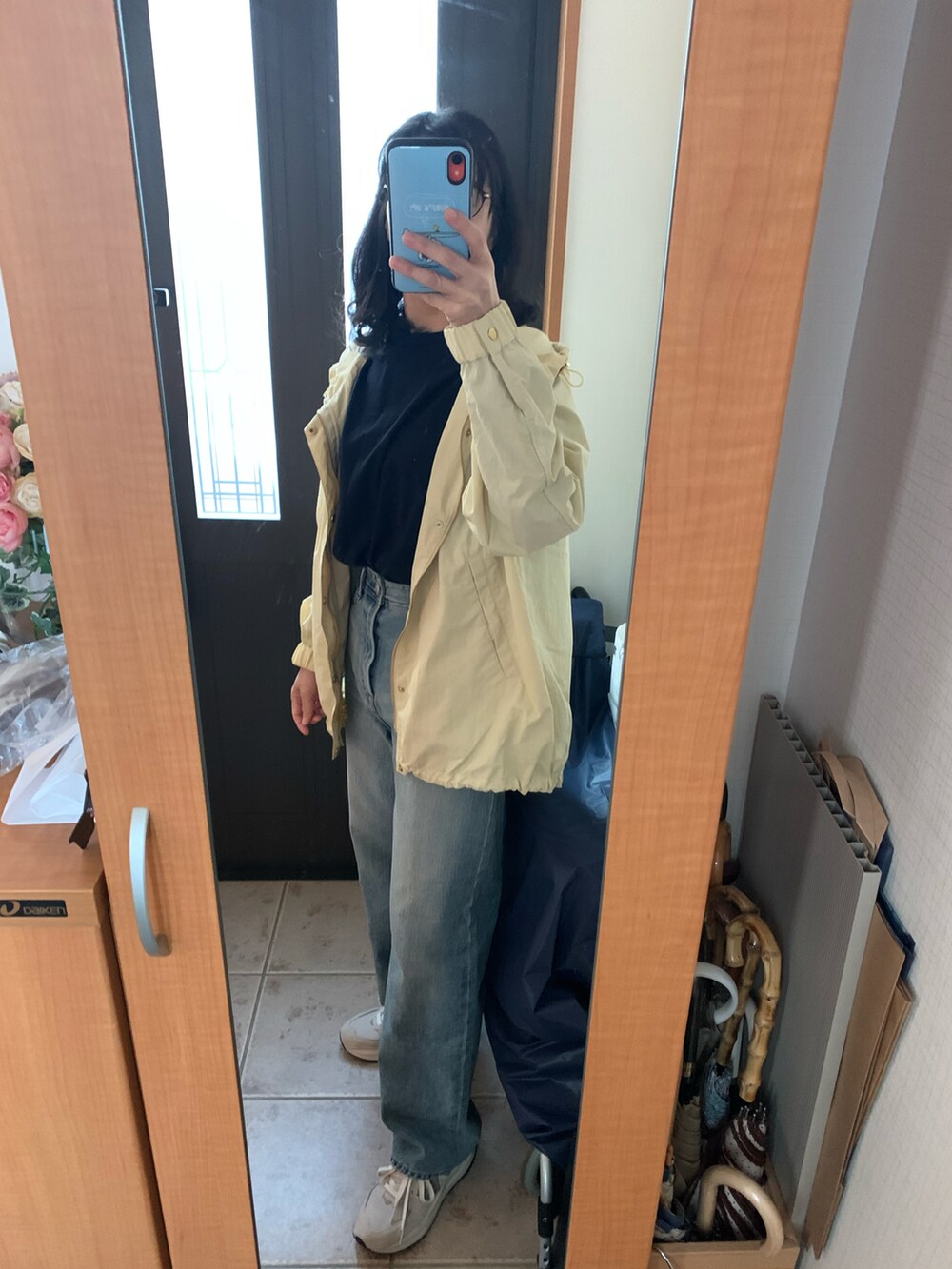 「ごきげんウィーク、大人カジュアル、春コーデ、ゆるコーデ、カラーコーデ、ワントーンコーデ、スニーカーコーデ、大人女子、シンプルコーデ、春服、きれいめカジュアル、カジュアル、デニムコーデ、ワイドパンツ、トレンド」｜「Deuxieme Classeの*Layering Tシャツ（Tシャツ/カットソー、ブルー系）」を使った、まろんさん（レディース・160cm）の春コーディネートの2枚目の写真