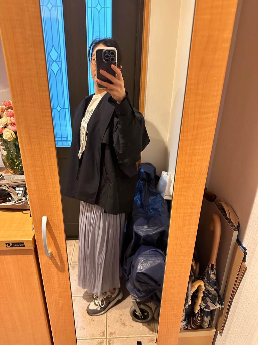 「春、大人カジュアル、スニーカーコーデ、シンプルコーデ、ootd、カジュアルコーデ、ロゴT、オトナ女子、きれいめカジュアル、キレイめ、スニーカー、スカート、マキシスカート、カジュアル、オトナカジュアル」｜「JOURNAL STANDARD relumeの《追加》ウェーブロゴプリントロングスリーブTEE（Tシャツ/カットソー、ホワイト系）」を使った、まろんさん（レディース・160cm）の春コーディネートの4枚目の写真