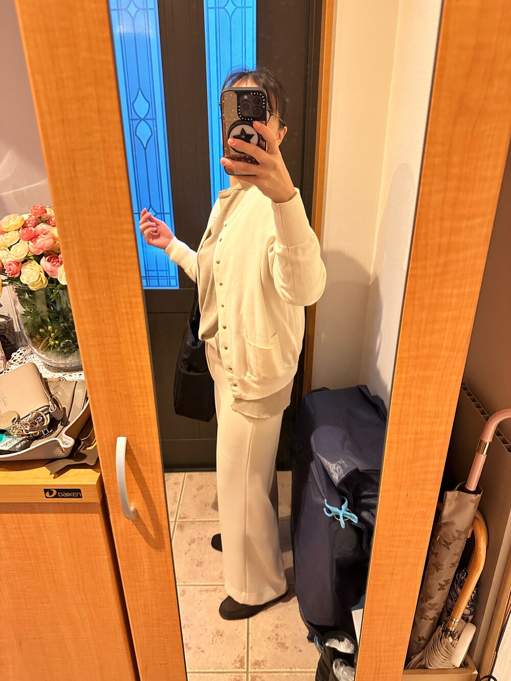 ベージュ系のその他アウター、ベージュ系のニット/セーター、ホワイト系のカーディガン/ボレロを着用したレディースの秋コーディネートの5枚目の写真