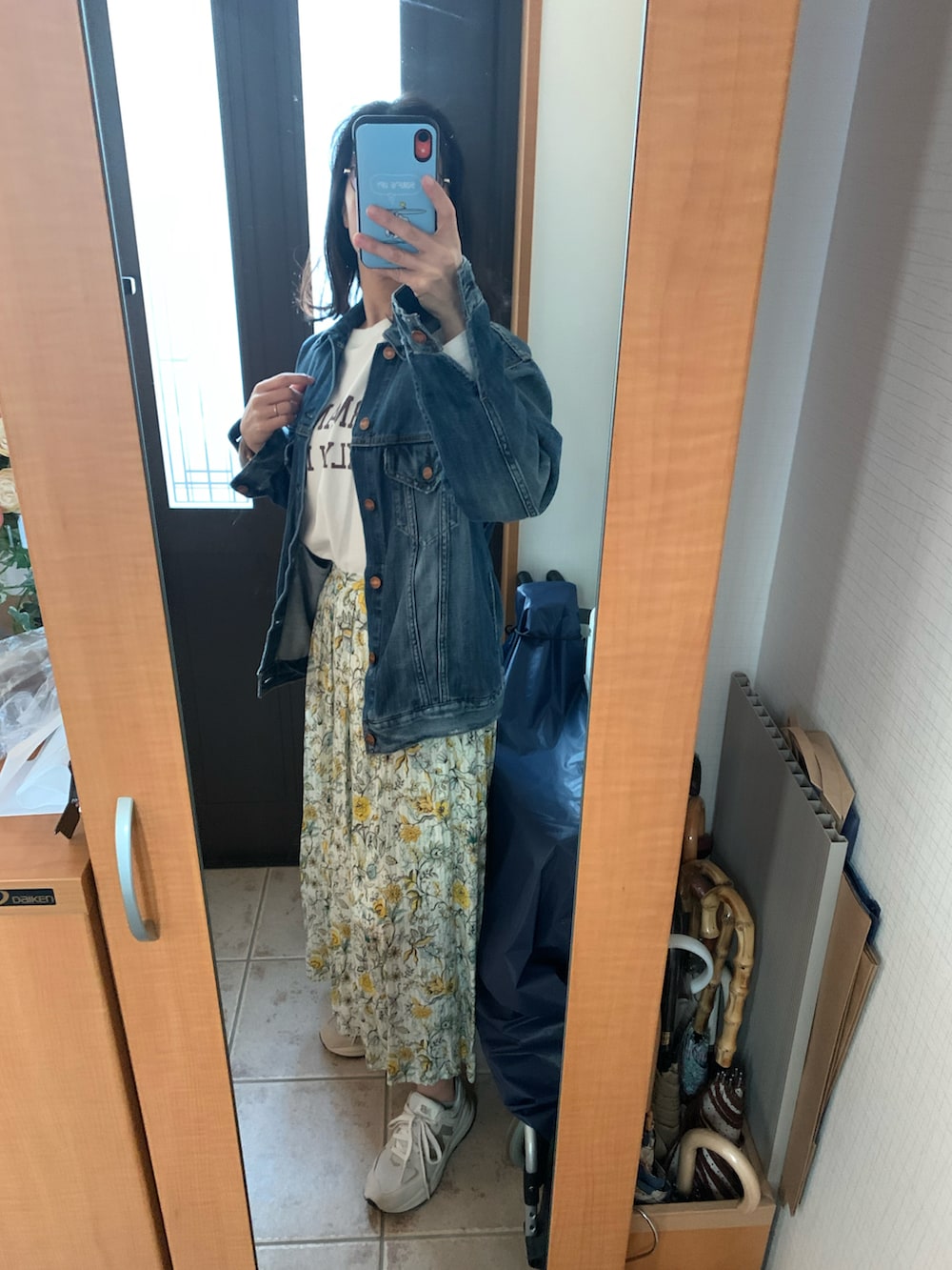 ホワイト系のTシャツ/カットソー、イエロー系のスカート、グレー系のスニーカーを着用したレディースの春コーディネートの2枚目の写真