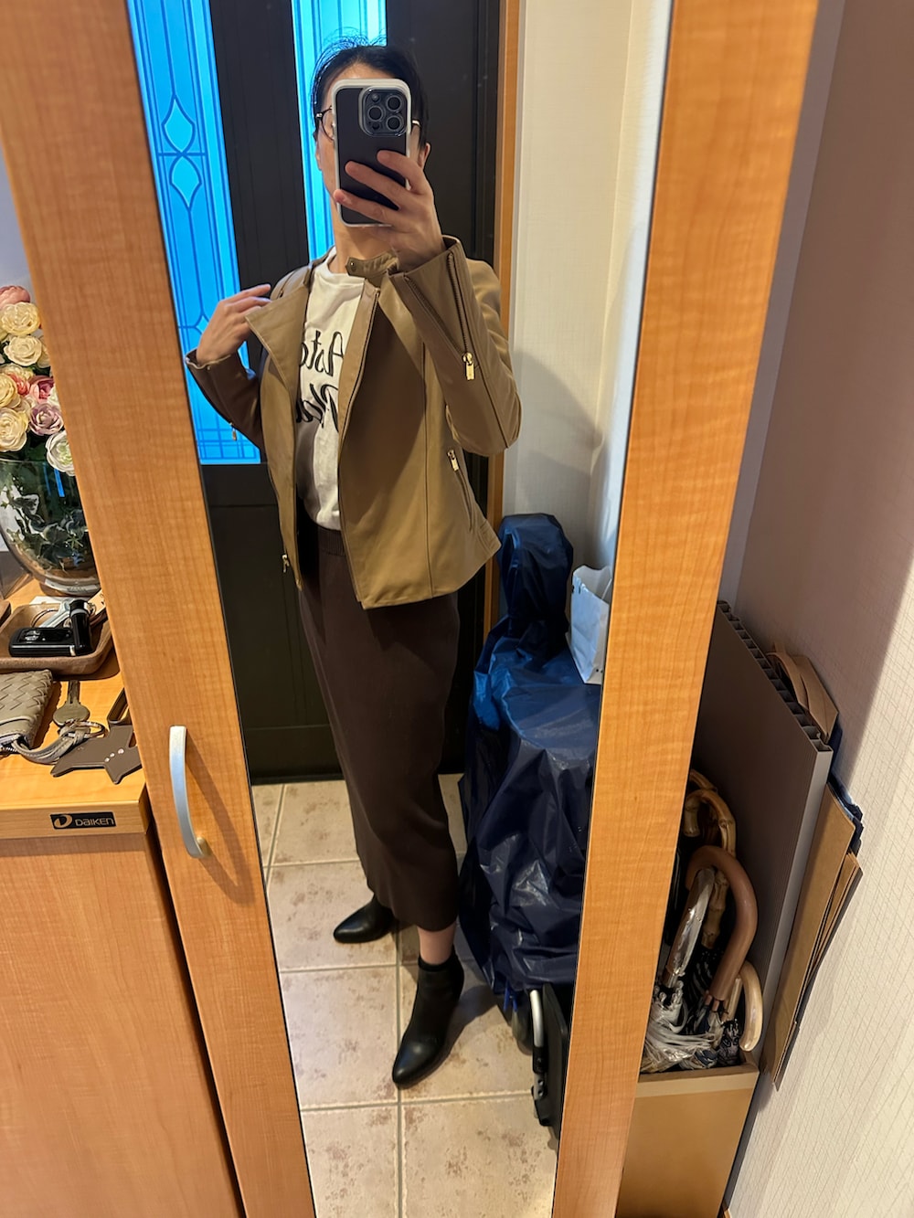「秋コーデ、おしゃれさんと繋がりたい、秋冬、オトナカジュアル、ootd、カジュアル、オトナ女子、キレイめコーデ、キレイめ、きれいめカジュアル、タイトスカート、ロゴT、レザージャケット、シンプルコーデ、ワントーンコーデ」｜「FRAMeWORKのASTOR PLACE ロンTEE◆（Tシャツ/カットソー、ホワイト系）」を使った、まろんさん（レディース・160cm）の秋コーディネートの3枚目の写真