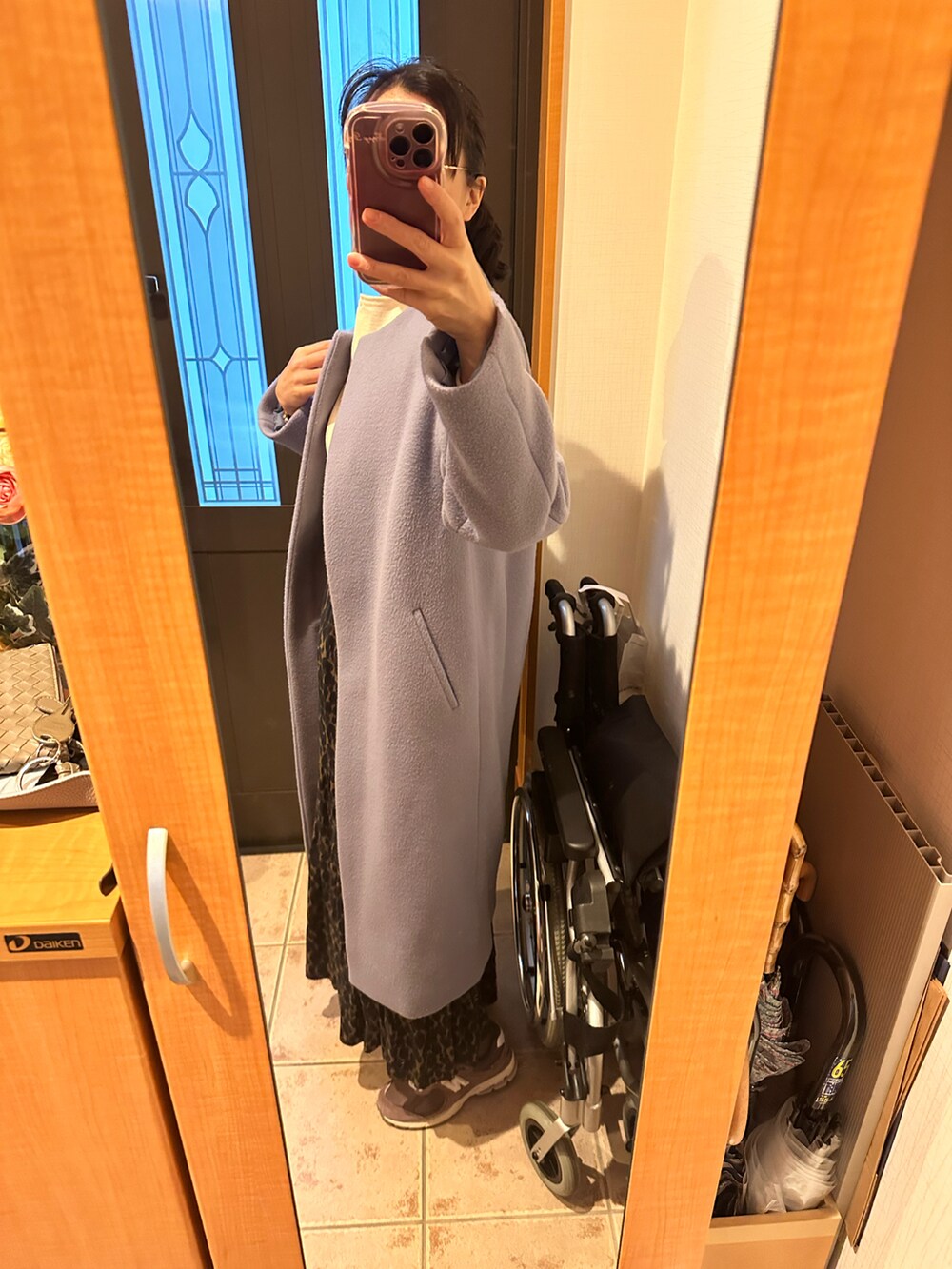 グリーン系のスカート、ブルー系のその他アウター、ホワイト系のTシャツ/カットソーを着用したレディースの冬コーディネートの4枚目の写真