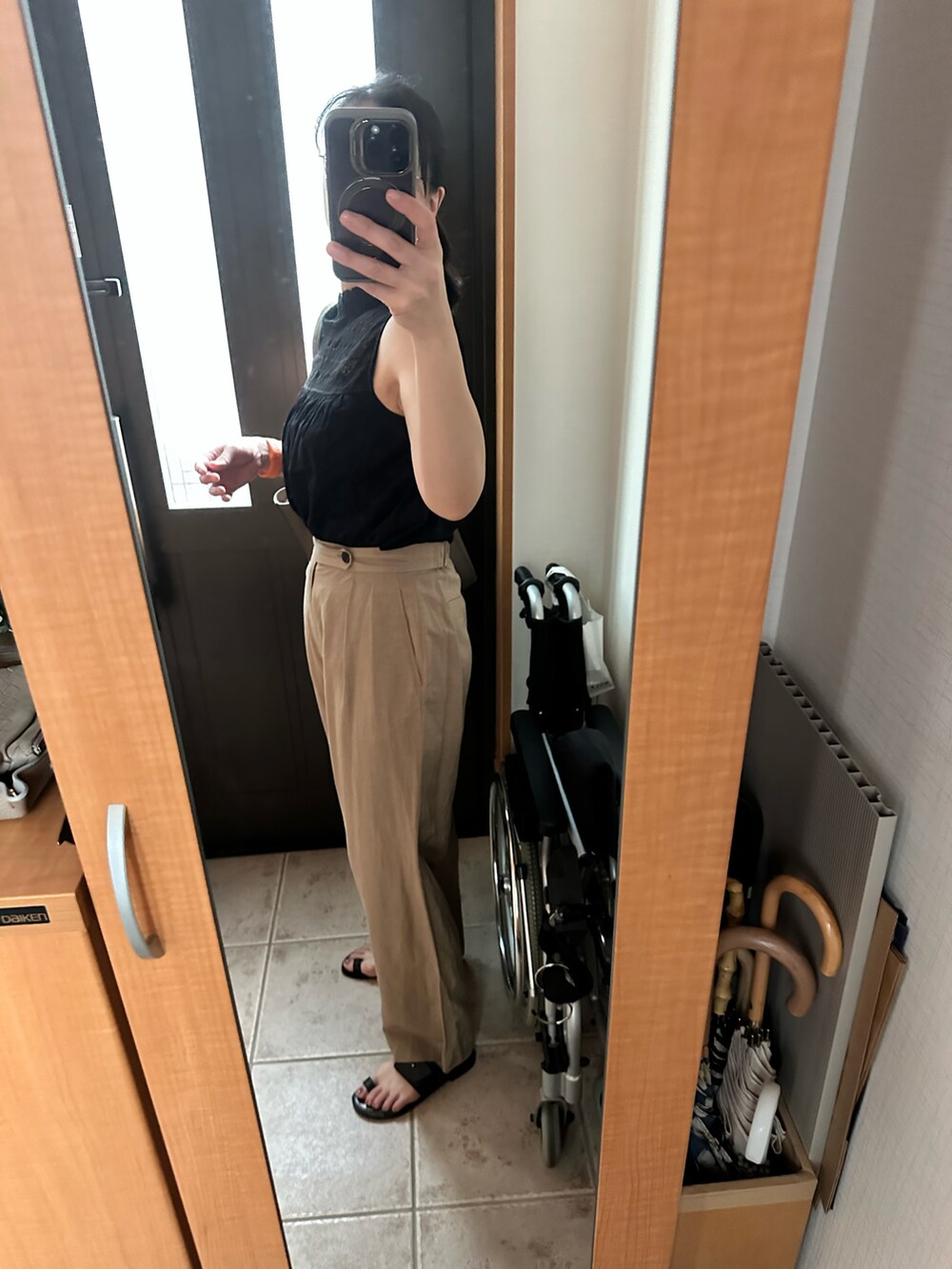 ブラック系のシャツ/ブラウス、ベージュ系のその他パンツ、ブラック系のサンダルを着用したレディースの夏コーディネートの2枚目の写真