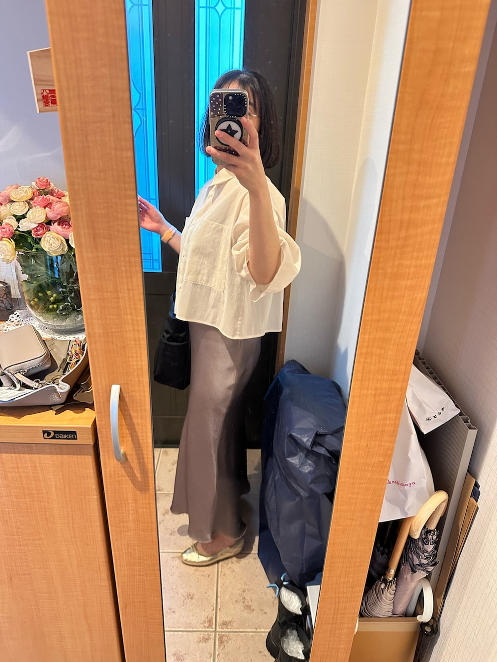 「夏ファッション、大人カジュアルコーデ、いいね、save、フォローお願いします🤑、シャツスタイル、スカート、サテンスカート、タイトスカート、シンプルコーデ、シンプル、大人カジュアル、大人コーデ、大人女子、オトナカジュアル、大人かわいい、オトナ女子」｜「IENAの《追加3》ダブルサテンスカート（スカート、グレー系）」を使った、まろんさん（レディース・160cm）の夏コーディネートの2枚目の写真