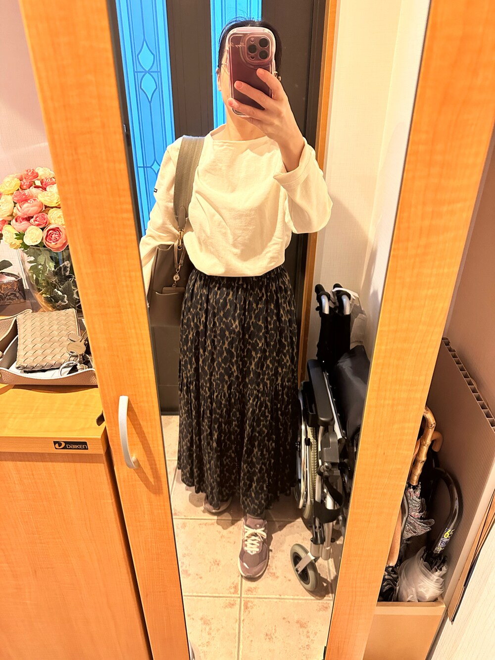 グリーン系のスカート、ブルー系のその他アウター、ホワイト系のTシャツ/カットソーを着用したレディースの冬コーディネートの2枚目の写真