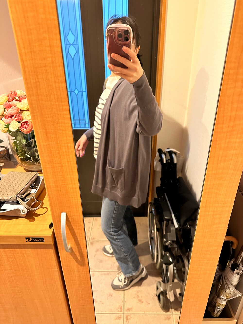 グレー系のTシャツ/カットソー、ベージュ系のその他アウター、グレー系のカーディガン/ボレロを着用したレディースの春コーディネートの3枚目の写真