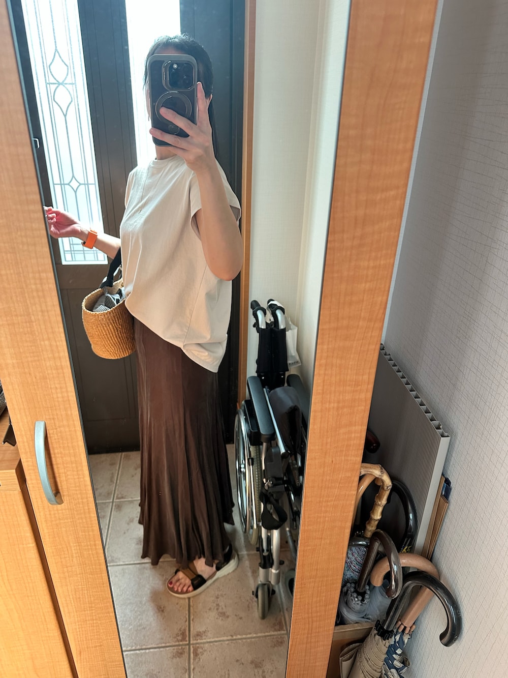 ベージュ系のTシャツ/カットソー、ブラウン系のスカート、イエロー系のサンダルを着用したレディースの夏コーディネートの2枚目の写真