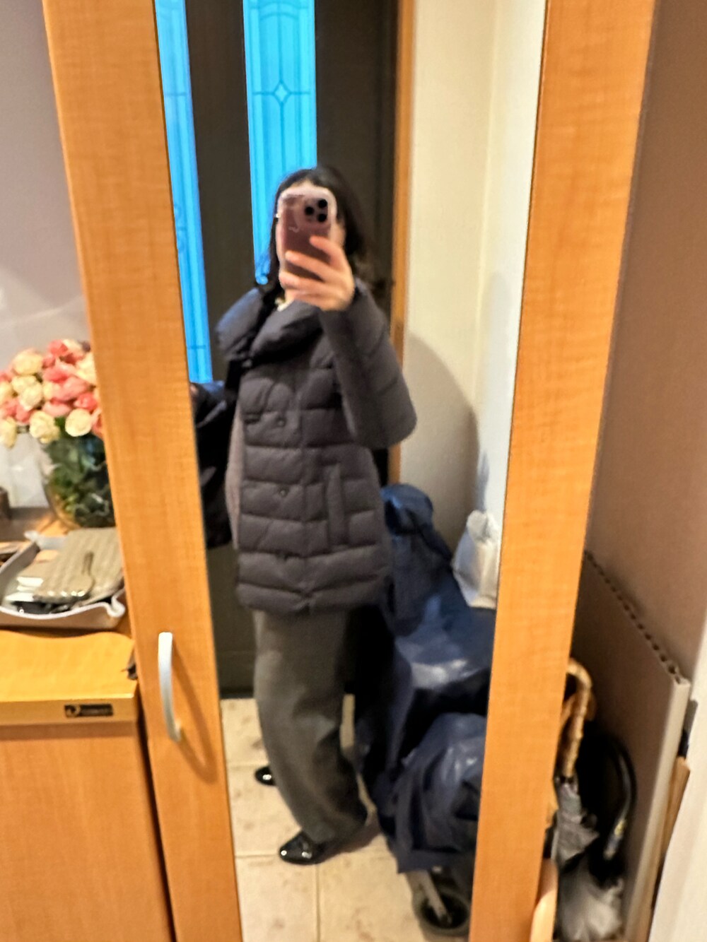 「お仕事コーデ、冬アウター、お洒落さんとつながりたい、大人女子、冬、着回しコーデ、ootd、大人コーデ、きれいめカジュアル、キレイめ、ブラウス、ニット、パンツスタイル、キレイめコーデ、シンプルコーデ」｜「TATRASのTATRAS(タトラス)/LORENZANA/LTA17A4488/STORY11月号掲載（ダウンジャケット/コート、ブラック系）」を使った、まろんさん（レディース・160cm）の冬コーディネートの3枚目の写真