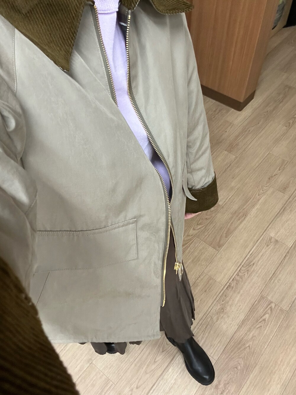 ベージュ系のその他アウター、パープル系のニット/セーター、ブラウン系のスカートを着用したレディースの秋コーディネートの5枚目の写真