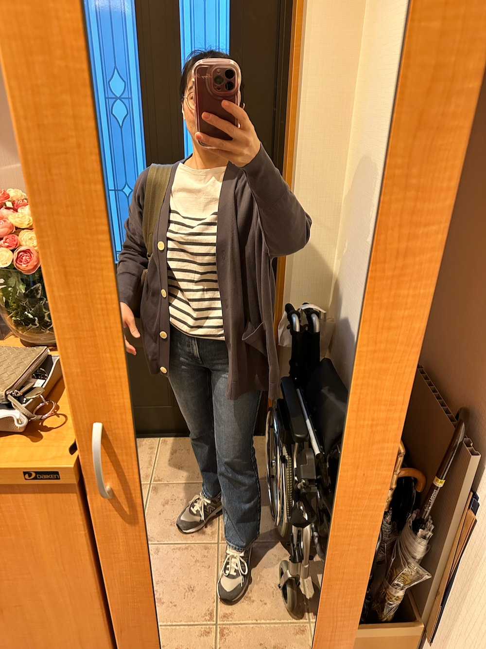 グレー系のTシャツ/カットソー、ベージュ系のその他アウター、グレー系のカーディガン/ボレロを着用したレディースの春コーディネートの2枚目の写真