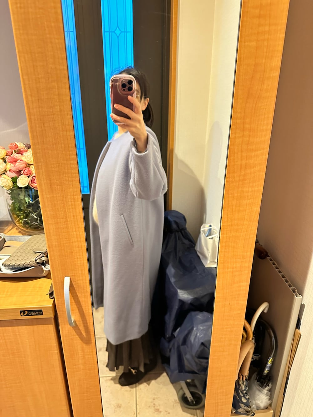 ブルー系のその他アウター、ベージュ系のニット/セーター、ブラウン系のスカートを着用したレディースの冬コーディネートの2枚目の写真