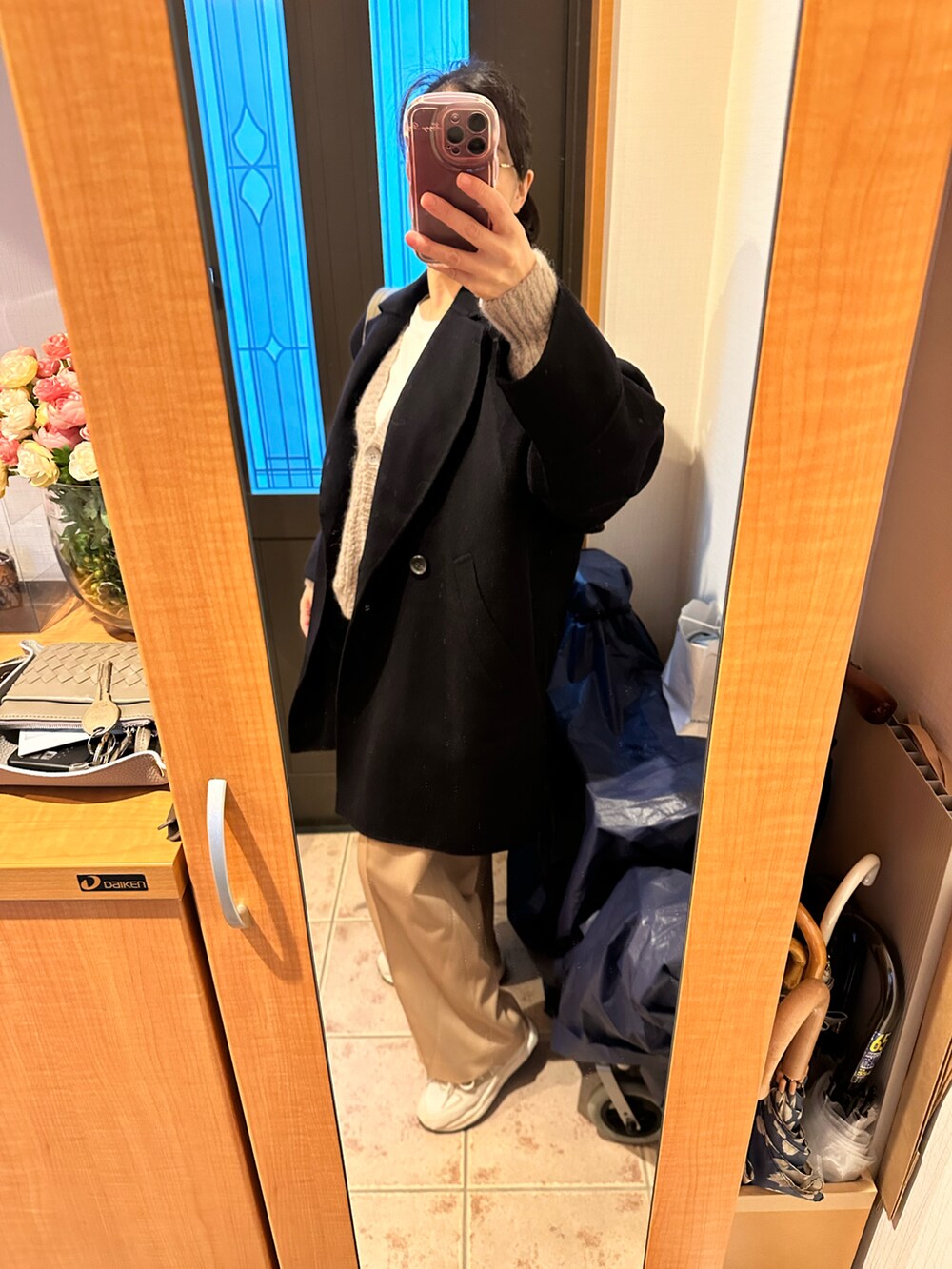 ブルー系のその他アウター、グレー系のカーディガン/ボレロ、ホワイト系のTシャツ/カットソーを着用したレディースの冬コーディネートの2枚目の写真