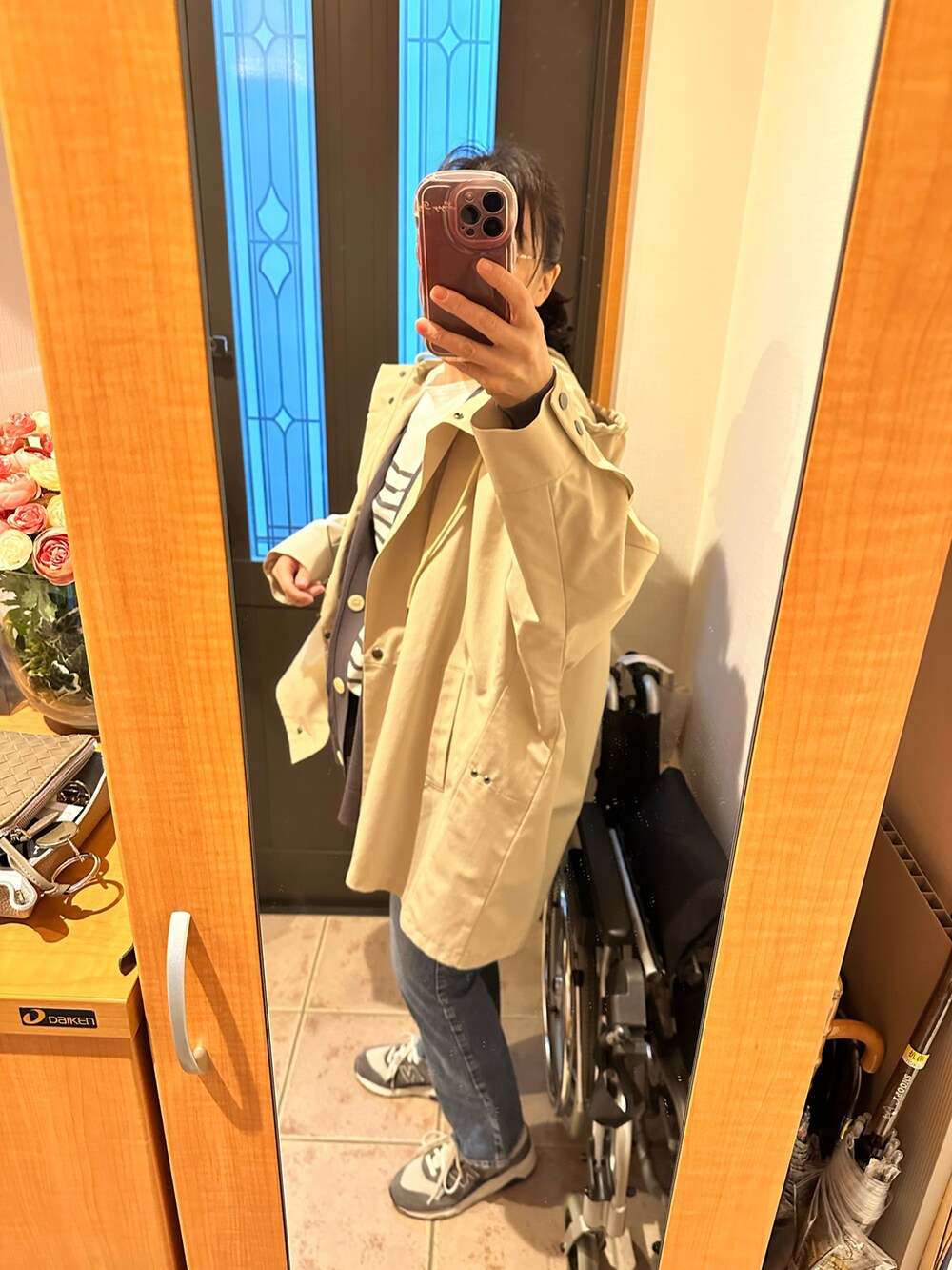 グレー系のTシャツ/カットソー、ベージュ系のその他アウター、グレー系のカーディガン/ボレロを着用したレディースの春コーディネートの4枚目の写真