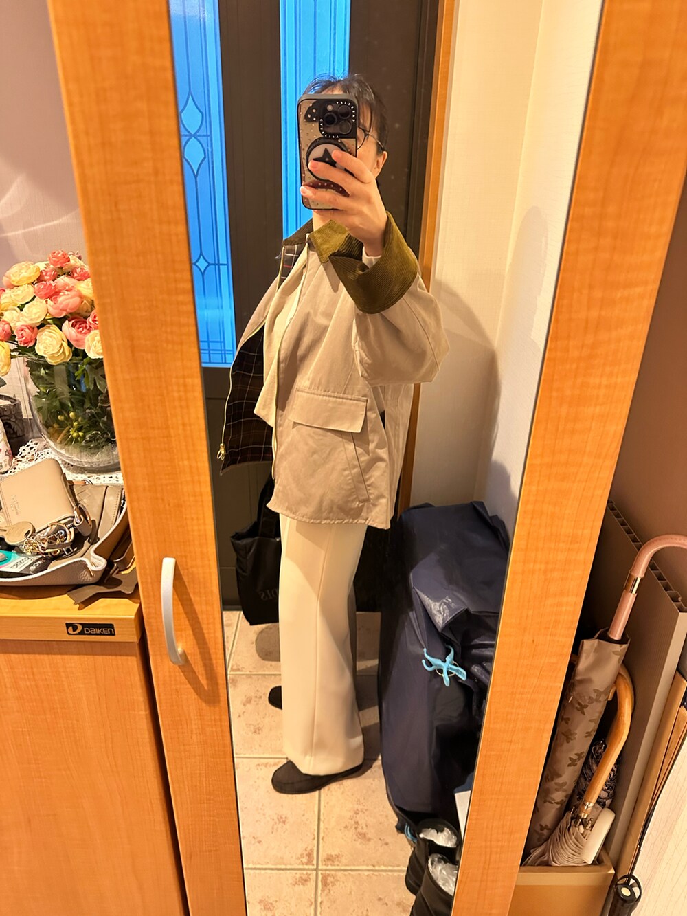 ベージュ系のその他アウター、ベージュ系のニット/セーター、ホワイト系のカーディガン/ボレロを着用したレディースの秋コーディネートの2枚目の写真