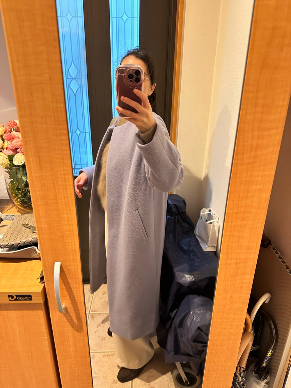 ブラウン系のローファー、ホワイト系のスラックス、ブルー系のその他アウターを着用したレディースの冬コーディネートの2枚目の写真