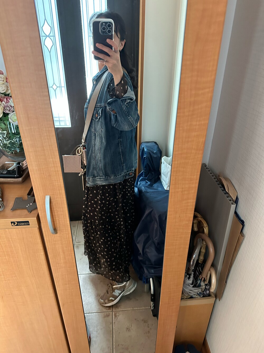 ブルー系のデニムジャケット、その他のワンピース、ブラウン系のショルダーバッグを着用したレディースの秋コーディネートの2枚目の写真