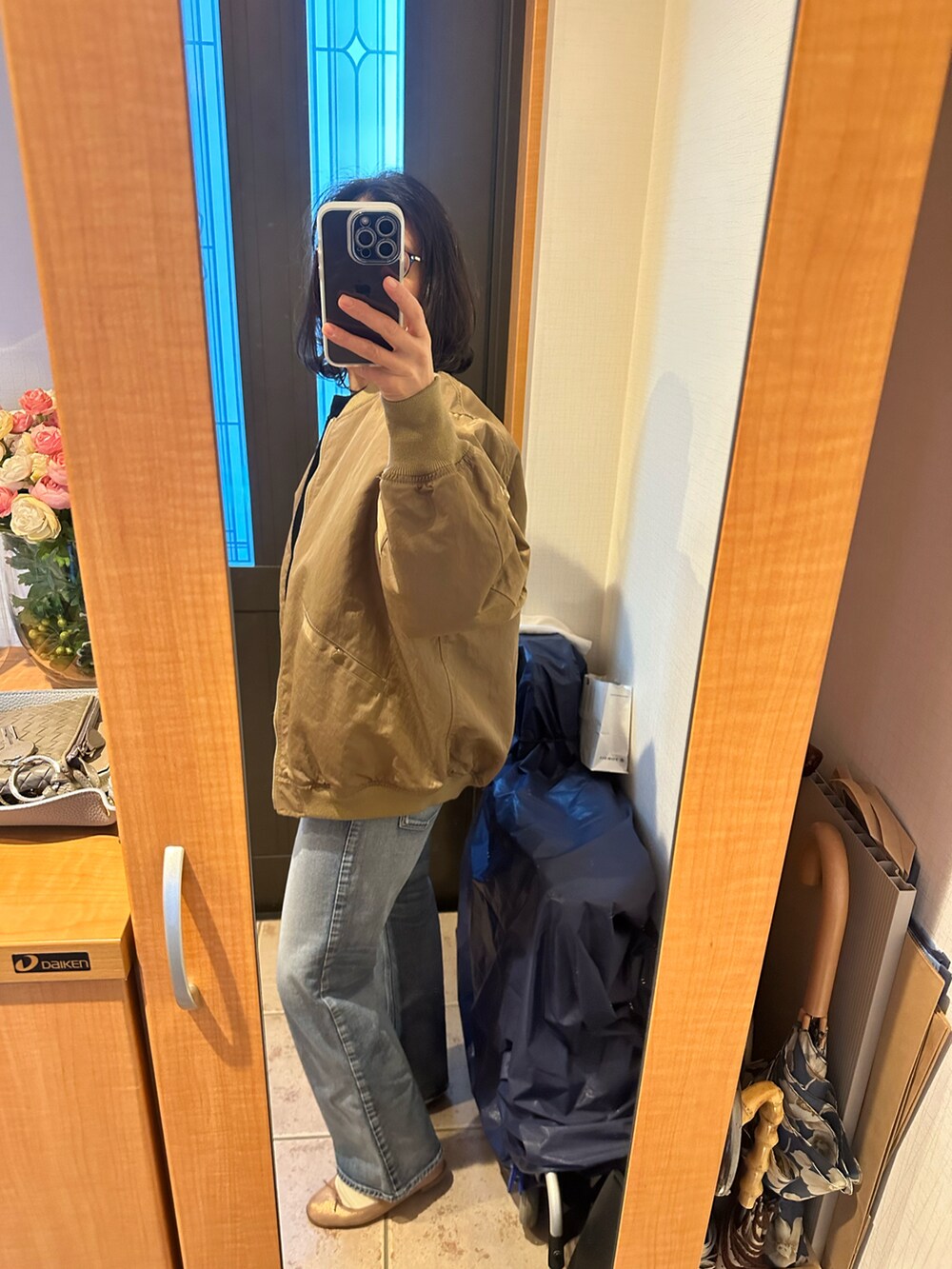 「春服デビュー宣言、カジュアルコーデ、シンプルスタイル、私の推しブランド、パンツスタイル、おでかけコーデ、お洒落さんとつながりたい、シンプルコーデ、バレーシューズ、骨格ストレート、いいね、save、フォローお願いします🤑、デニム、ワイドデニム、きれいめカジュアル、カジュアル」｜「Repettoの【35-38】BALLERINA / CENDRILLON (METALLIC GOATSKIN  SUEDE / Spirit white, Orgeat grey)（バレエシューズ、ピンク系）」を使った、まろんさん（レディース・160cm）の春コーディネートの2枚目の写真