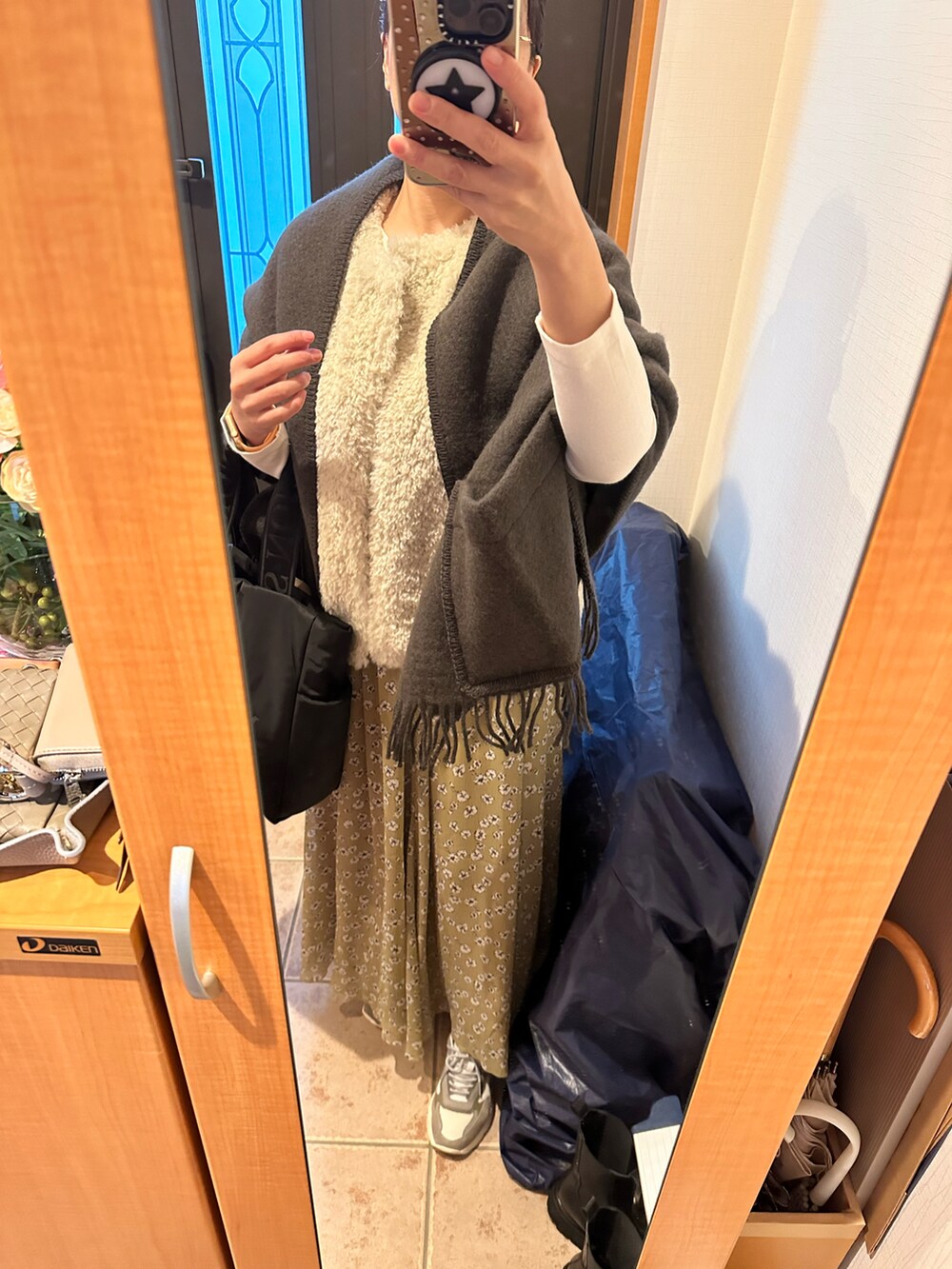 「秋服、オトナカジュアル、スカートコーデ、お洒落さんとつながりたい、ootd、大人女子、ゆるコーデ、プチプラ、UNIQLO、いいね、save、フォローお願いします🤑、Tシャツ/カットソー、キレイめ、きれいめカジュアル、スニーカー、花柄」｜「IENAの《追加》NOMADIS/ノマディス 別注 SAC PADDED トートバッグ（トートバッグ、ブラック系）」を使った、まろんさん（レディース・160cm）の秋コーディネートの5枚目の写真
