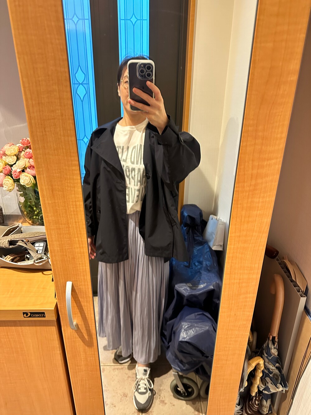 「春、大人カジュアル、スニーカーコーデ、シンプルコーデ、ootd、カジュアルコーデ、ロゴT、オトナ女子、きれいめカジュアル、キレイめ、スニーカー、スカート、マキシスカート、カジュアル、オトナカジュアル」｜「JOURNAL STANDARD relumeの《追加》ウェーブロゴプリントロングスリーブTEE（Tシャツ/カットソー、ホワイト系）」を使った、まろんさん（レディース・160cm）の春コーディネートの3枚目の写真