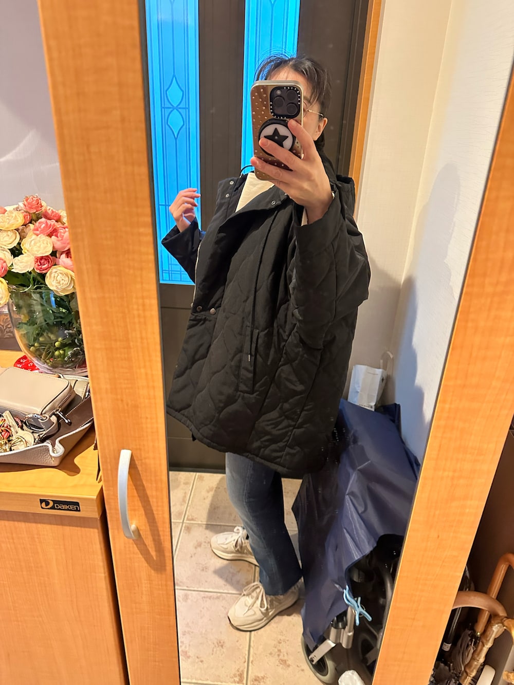 ホワイト系のTシャツ/カットソー、ブルー系のデニムパンツ、グレー系のスニーカーを着用したレディースの冬コーディネートの4枚目の写真