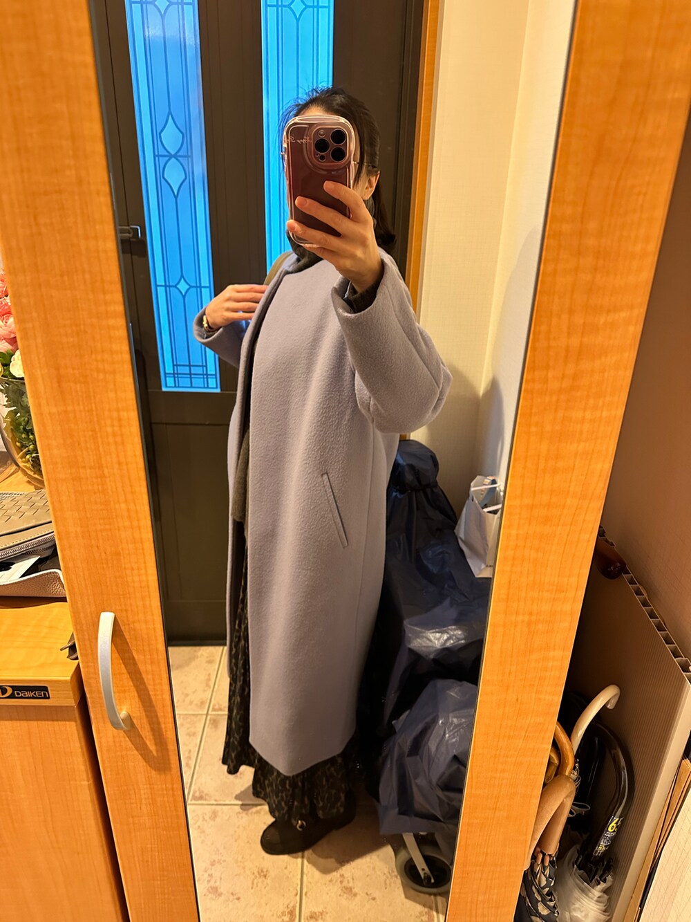 ブルー系のその他アウター、グレー系のニット/セーター、グリーン系のスカートを着用したレディースの冬コーディネートの2枚目の写真