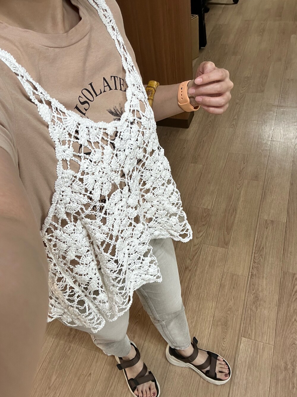 ホワイト系のニット/セーター、ベージュ系のTシャツ/カットソー、ベージュ系のデニムパンツを着用したレディースの夏コーディネートの3枚目の写真