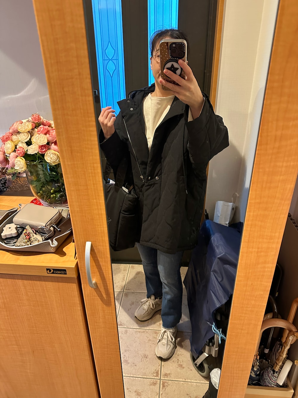 ホワイト系のTシャツ/カットソー、ブルー系のデニムパンツ、グレー系のスニーカーを着用したレディースの冬コーディネートの3枚目の写真