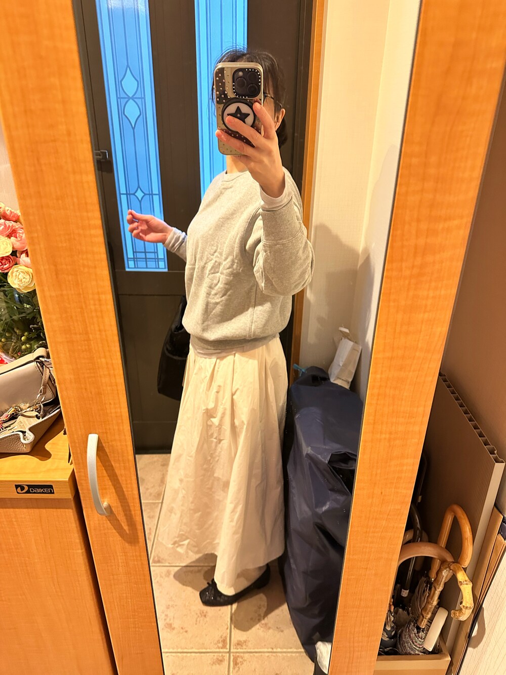 「カジュアル、スウェット、スカート、タフタスカート、バレエシューズ、スニーカー、オトナカジュアル、オトナ女子、プチプラ、UNIQLO、レイヤードスタイル、おしゃれさんと繋がりたい、シンプルコーデ、春アウター、春コーデ」｜「IENAのメモリータフタフレアスカート（スカート、ホワイト系）」を使った、まろんさん（レディース・160cm）の春コーディネートの2枚目の写真