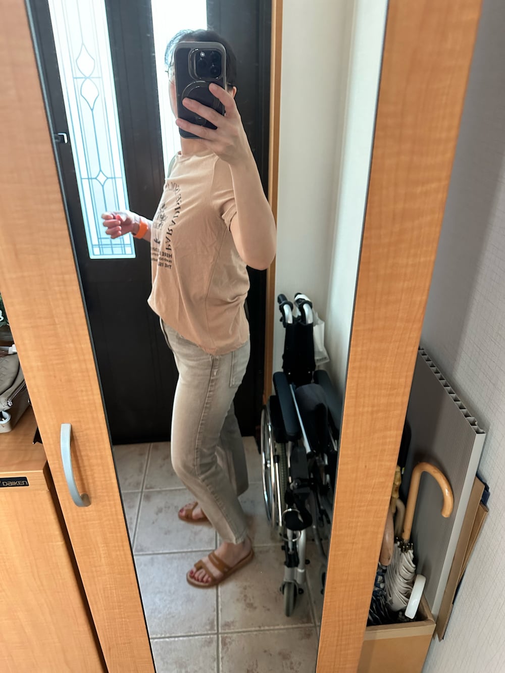 ベージュ系のTシャツ/カットソー、ベージュ系のデニムパンツ、その他のシューズを着用したレディースの夏コーディネートの2枚目の写真