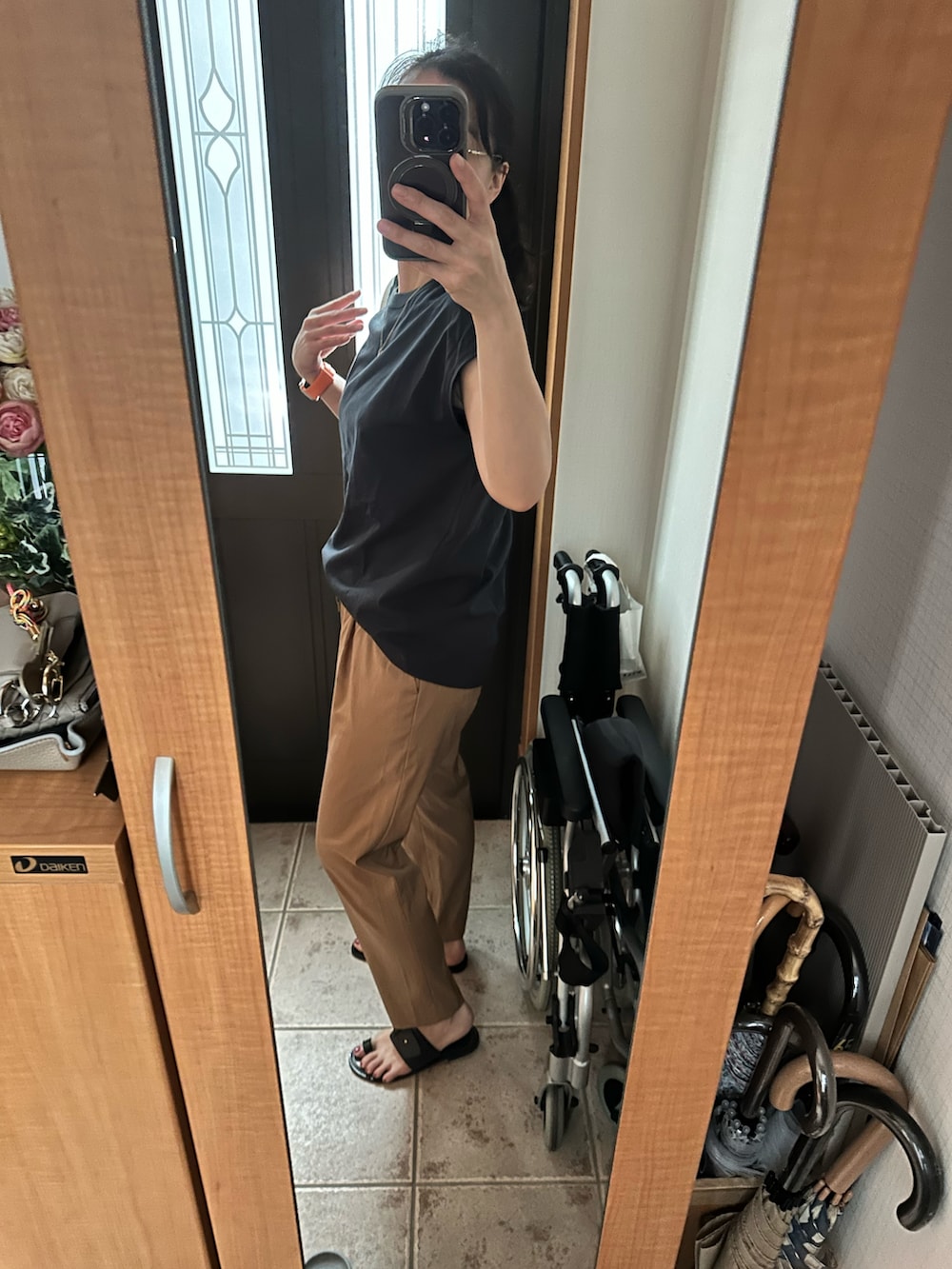 「夏コーデ、シンプル、シンプルコーデ、ラフ、ラクチンコーデ、パンツスタイル、シンプルスタイル、Tシャツ、テーパードパンツ、サンダル、オトナカジュアル、オトナ女子、お洒落さんとつながりたい、いいね、save、フォローお願いします🤑」｜「IENAのラウンドテールプルオーバー（Tシャツ/カットソー、ブラック系）」を使った、まろんさん（レディース・160cm）の夏コーディネートの2枚目の写真