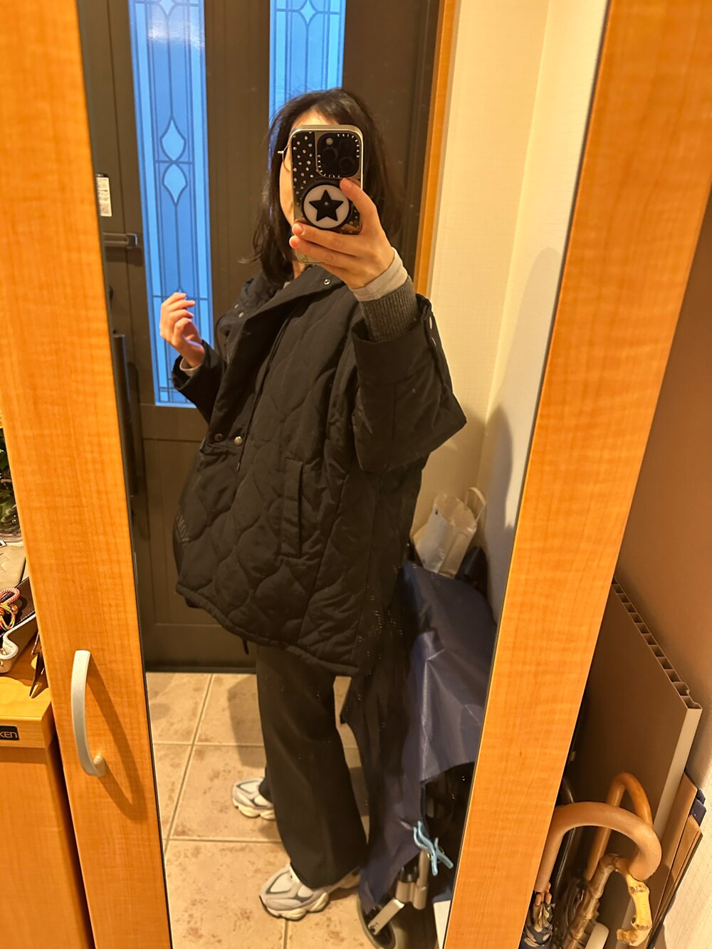 グレー系のスラックス、ブラック系のトートバッグ、グレー系のニット/セーターを着用したレディースの冬コーディネートの4枚目の写真