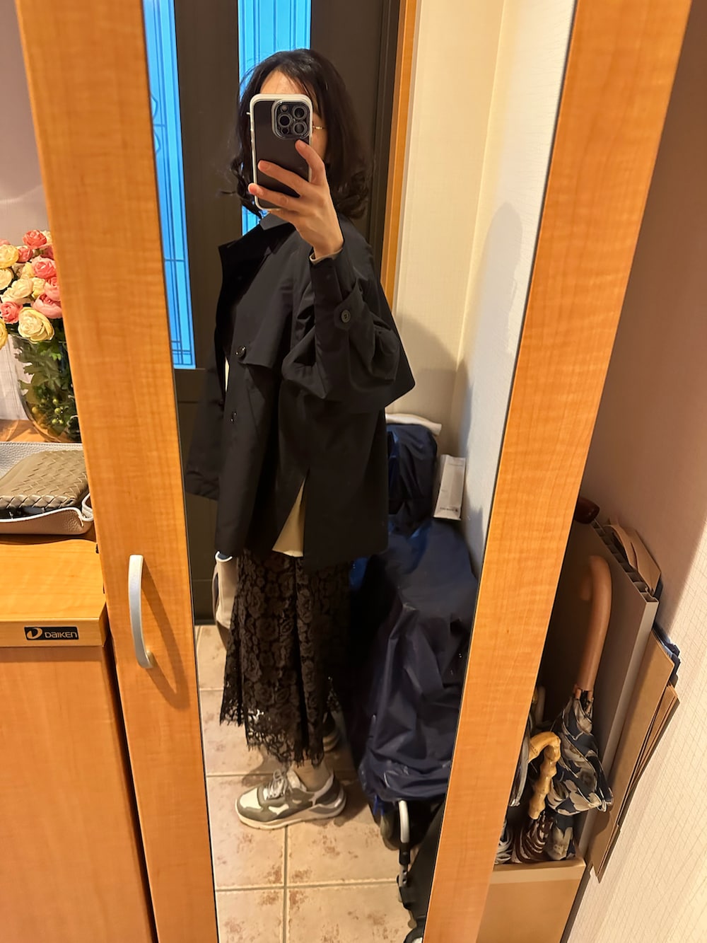 ブルー系のその他アウター、ベージュ系のニット/セーター、ホワイト系のバッグを着用したレディースの春コーディネートの2枚目の写真