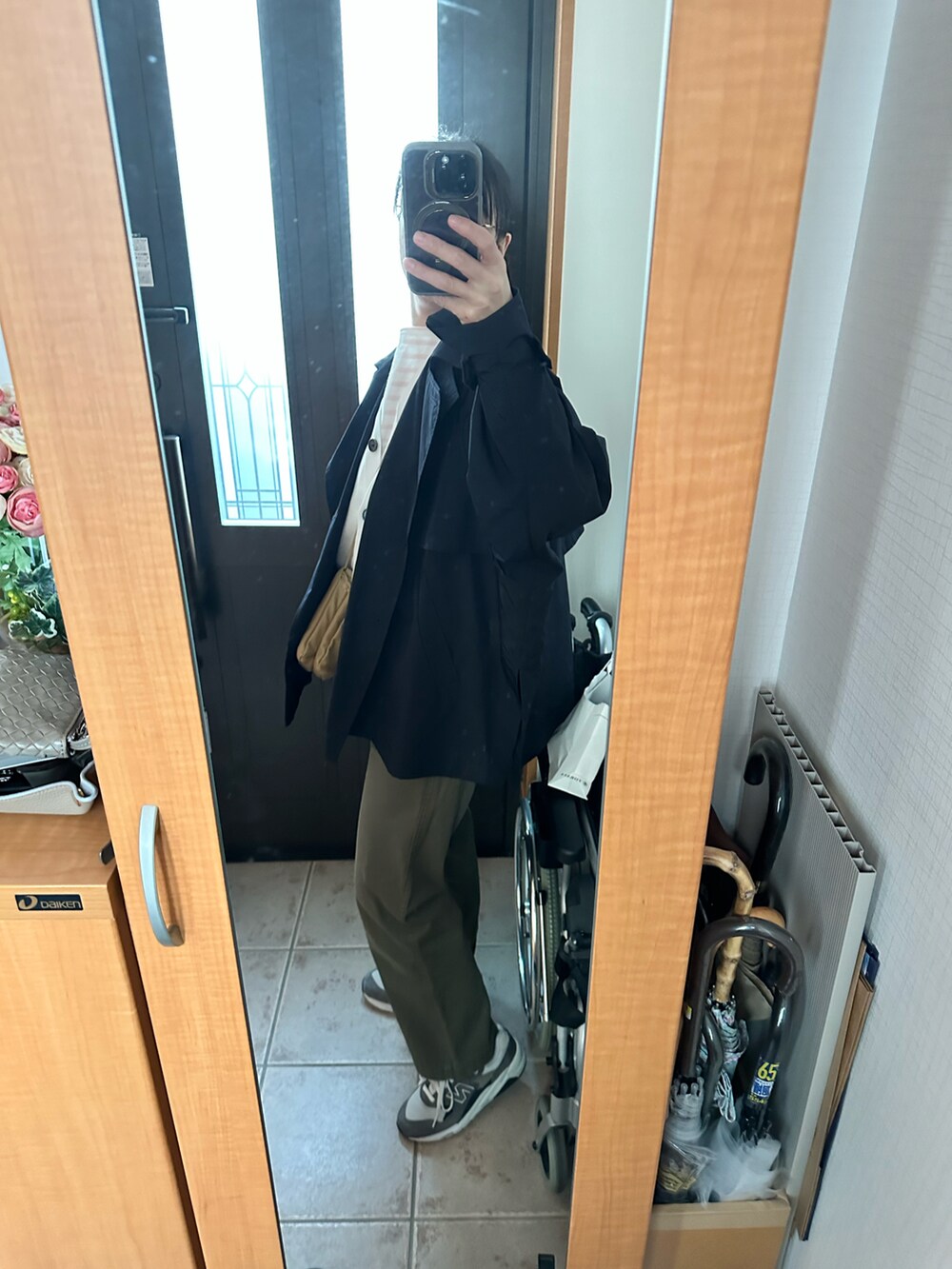 ホワイト系のカーディガン/ボレロ、ピンク系のTシャツ/カットソー、ベージュ系のショルダーバッグを着用したレディースの春コーディネートの4枚目の写真