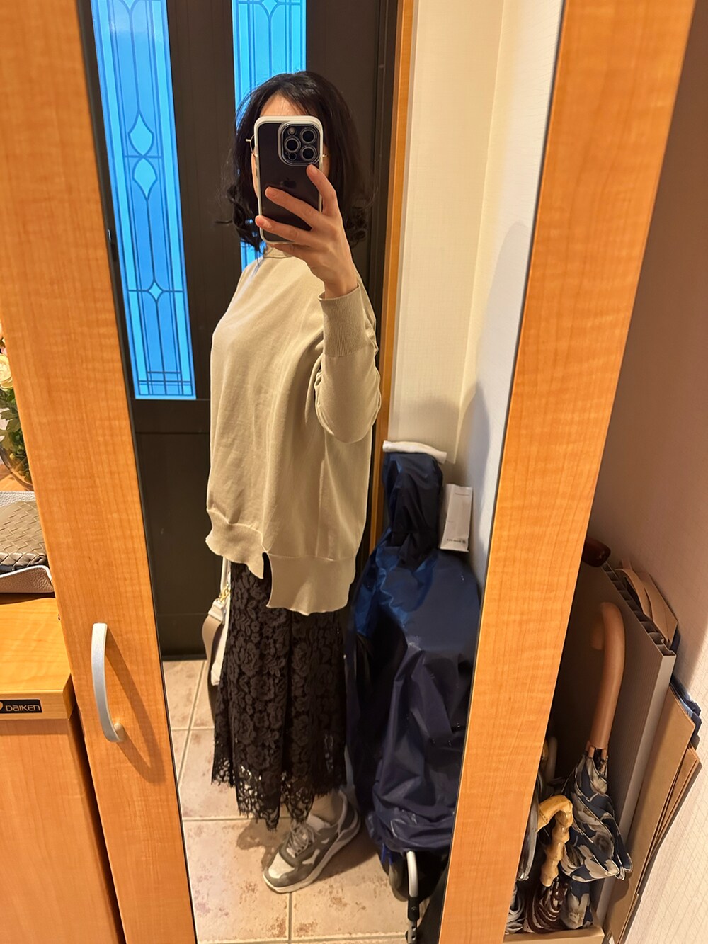 ブルー系のその他アウター、ベージュ系のニット/セーター、ホワイト系のバッグを着用したレディースの春コーディネートの4枚目の写真