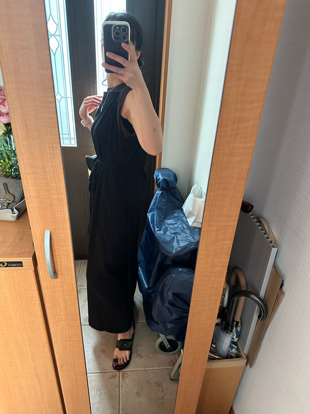 ブラック系のかごバッグ、ブラック系のワンピース、ブラウン系のタンクトップを着用したレディースの夏コーディネートの2枚目の写真