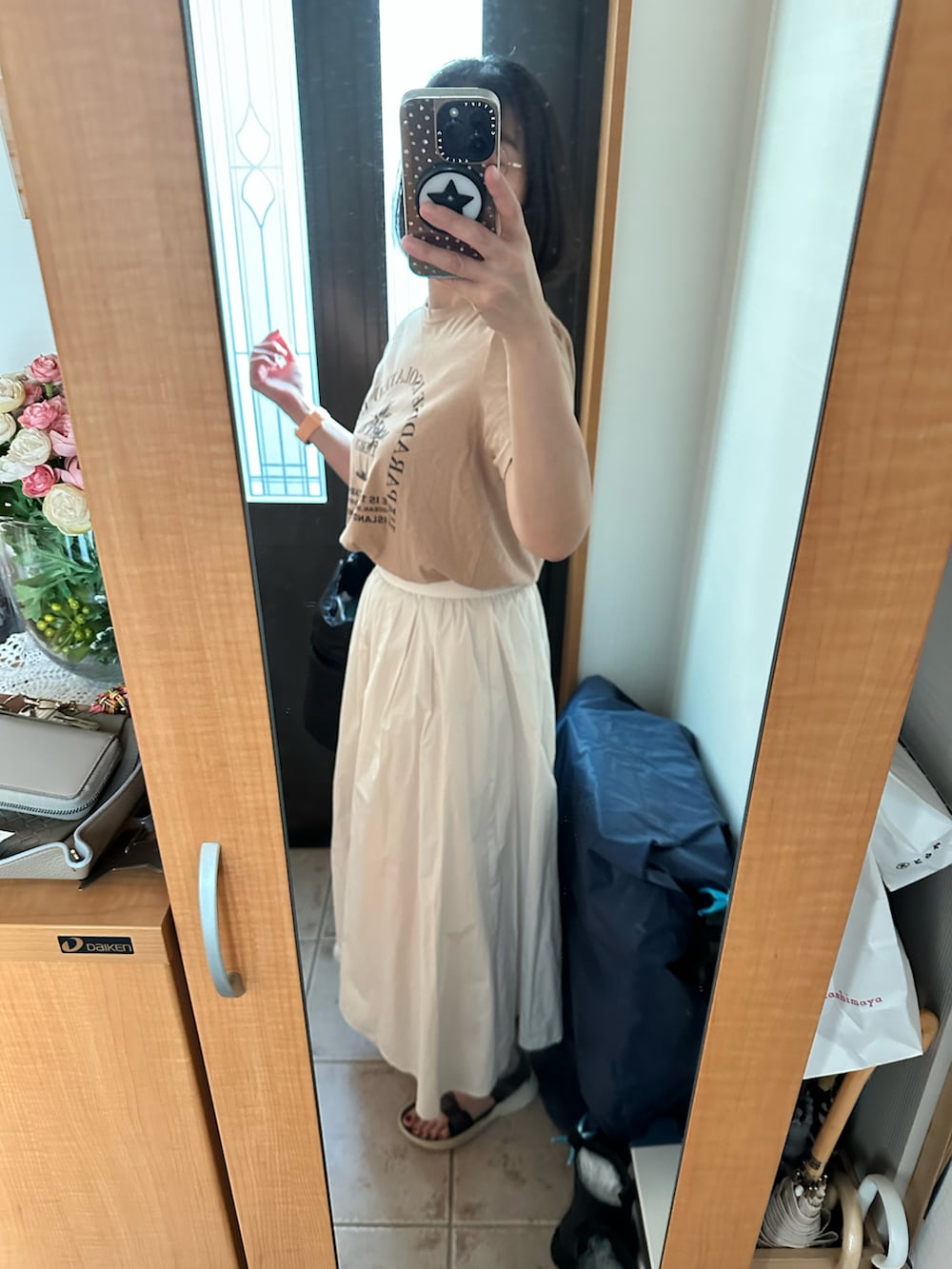 「大人カジュアル、大人コーデ、オトナ女子、大人女子、大人ガーリー、スカート、スニーカーコーデ、スポサン、ロゴT、カジュアル、オトナカジュアル、きれいめカジュアル、シンプルコーデ、シンプル、いいね、save、フォローお願いします🤑」｜「plageのPARADISE graphic Tシャツ（Tシャツ/カットソー、ベージュ系）」を使った、まろんさん（レディース・160cm）の夏コーディネートの2枚目の写真