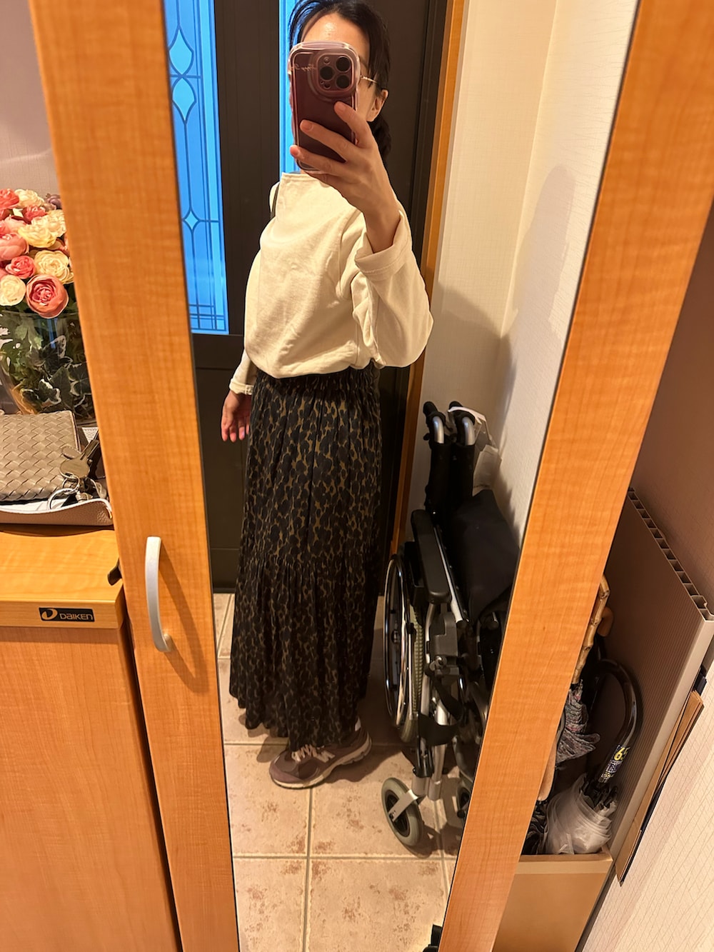 グリーン系のスカート、ブルー系のその他アウター、ホワイト系のTシャツ/カットソーを着用したレディースの冬コーディネートの3枚目の写真