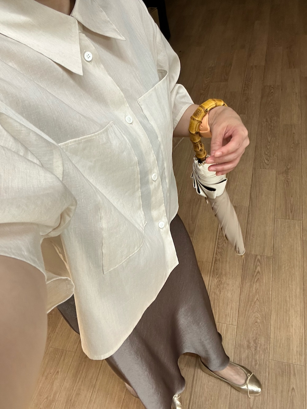 「夏ファッション、大人カジュアルコーデ、いいね、save、フォローお願いします🤑、シャツスタイル、スカート、サテンスカート、タイトスカート、シンプルコーデ、シンプル、大人カジュアル、大人コーデ、大人女子、オトナカジュアル、大人かわいい、オトナ女子」｜「IENAの《追加3》ダブルサテンスカート（スカート、グレー系）」を使った、まろんさん（レディース・160cm）の夏コーディネートの3枚目の写真