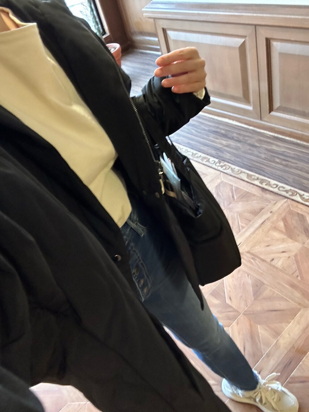 ホワイト系のTシャツ/カットソー、ブルー系のデニムパンツ、グレー系のスニーカーを着用したレディースの冬コーディネートの5枚目の写真