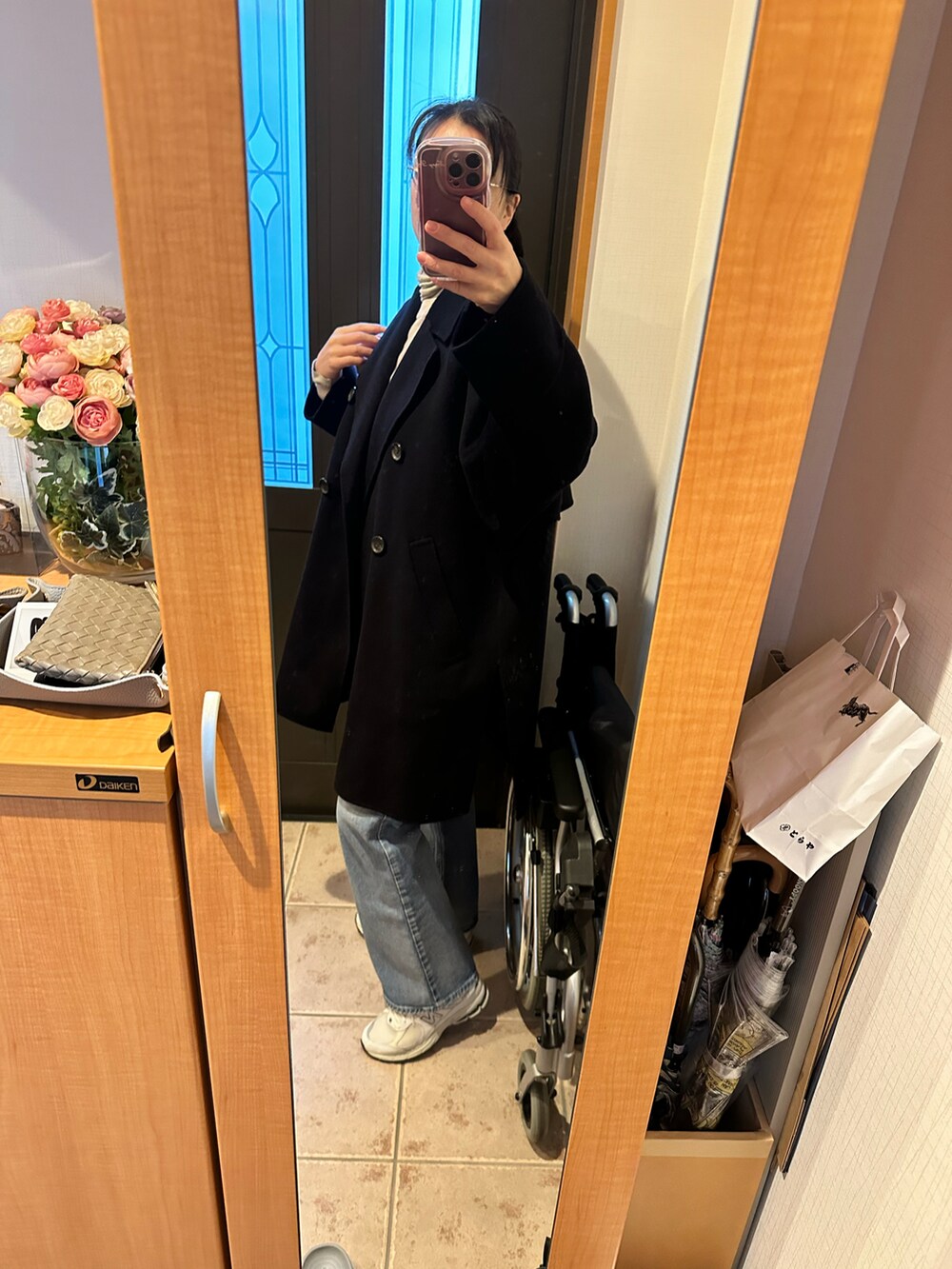 ブルー系のその他アウター、ベージュ系のニット/セーター、グレー系のTシャツ/カットソーを着用したレディースの春コーディネートの2枚目の写真