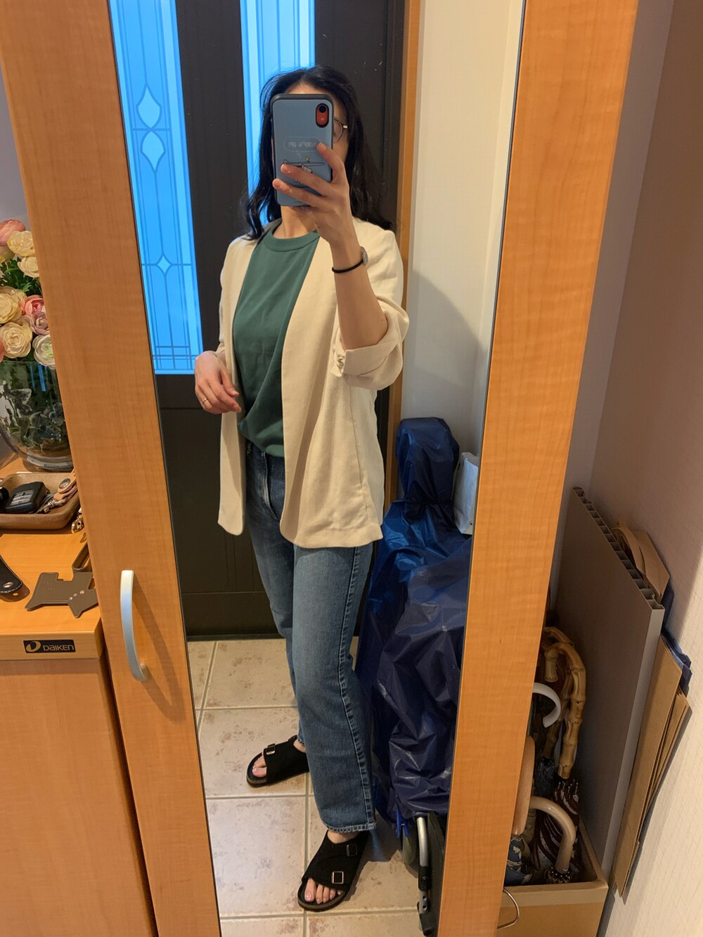 「デニムっていいよね、オトナ女子、おしゃれさんと繋がりたい、カジュアル、カラーコーデ、ナチュラル、デニムパンツ、夏だ！Tシャツ着よう！、シンプル、グリーン、サンダル、ジャケット、オトナカジュアル、UNIQLO、プチプラ」｜「UNIQLOのクルーネックT（半袖）（Tシャツ/カットソー、グリーン系）」を使った、まろんさん（レディース・160cm）の夏コーディネートの2枚目の写真