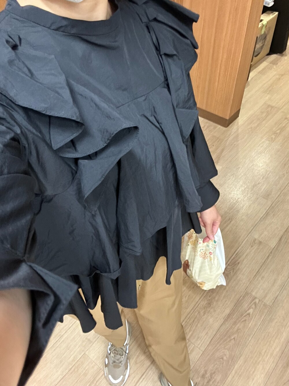 ブラック系のシャツ/ブラウス、イエロー系のその他パンツ、ベージュ系のスニーカーを着用したレディースの秋コーディネートの3枚目の写真