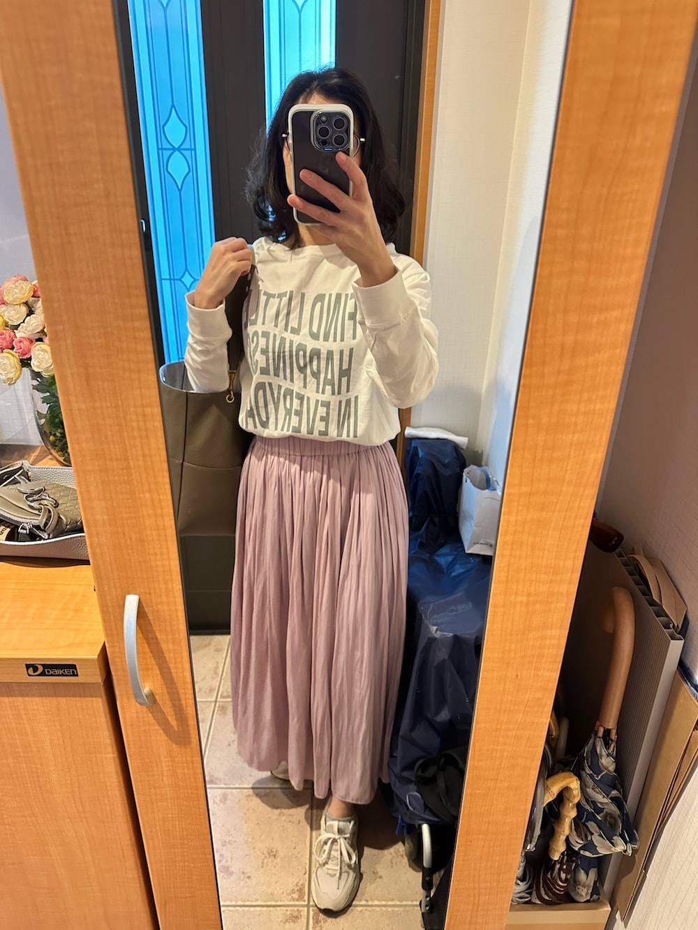「春服デビュー宣言、春、今日のコーデ、シンプル、お洒落さんとつながりたい、オトナカワイイ、大人女子、カジュアルガーリー、シンプルコーデ、骨格ストレート、はるコーデ、マキシスカート、ピンク、きれいめカジュアル、キレイめ」｜「IENAのPeポプリンオーバーショートコート（その他アウター、ブルー系）」を使った、まろんさん（レディース・160cm）の春コーディネートの3枚目の写真
