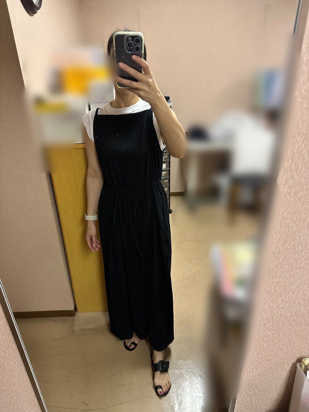 ブラック系のワンピース、ブラック系のサンダル、ホワイト系のTシャツ/カットソーを着用したレディースの夏コーディネートの3枚目の写真