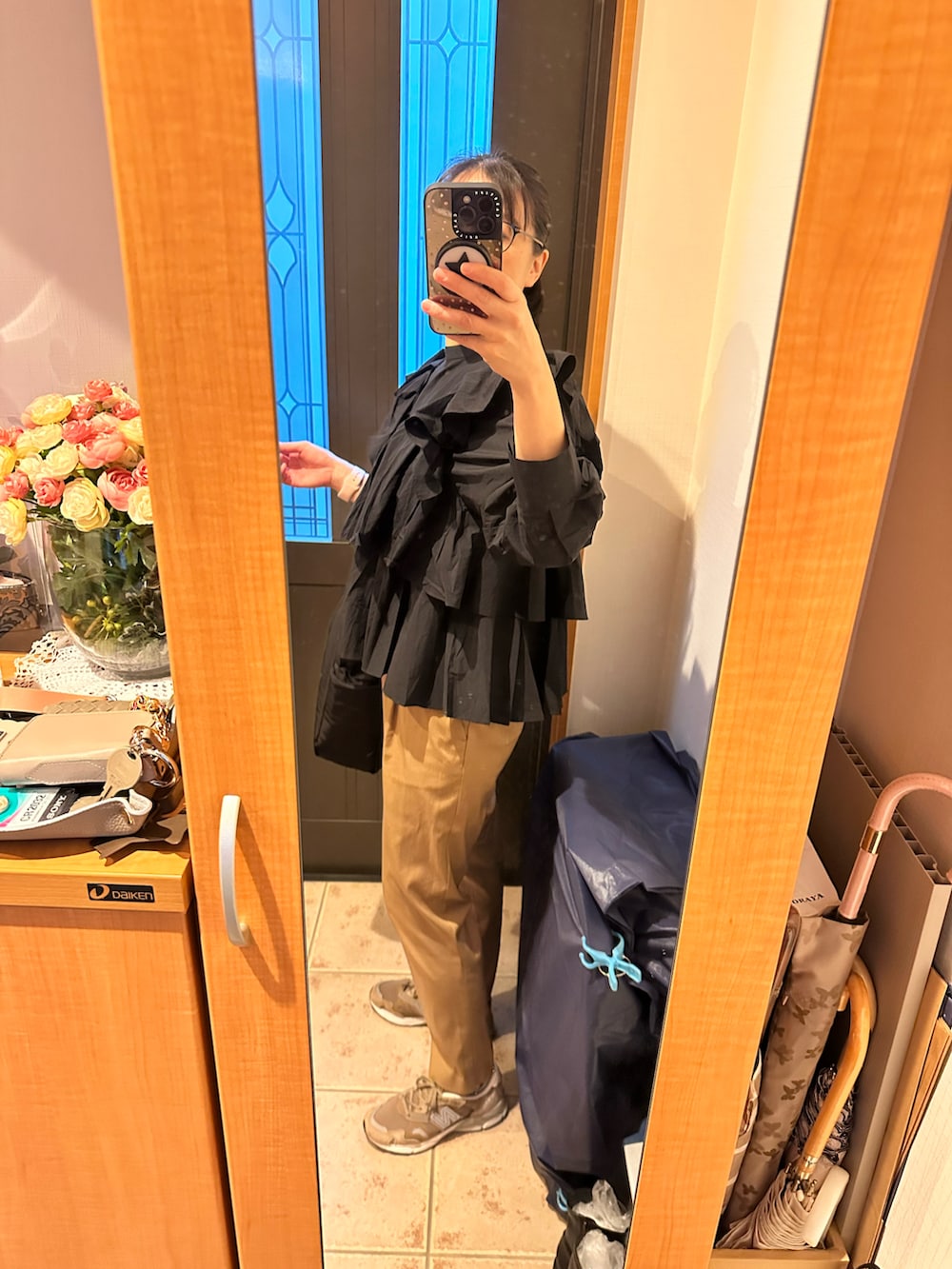 ブラック系のシャツ/ブラウス、イエロー系のその他パンツ、ベージュ系のスニーカーを着用したレディースの秋コーディネートの2枚目の写真