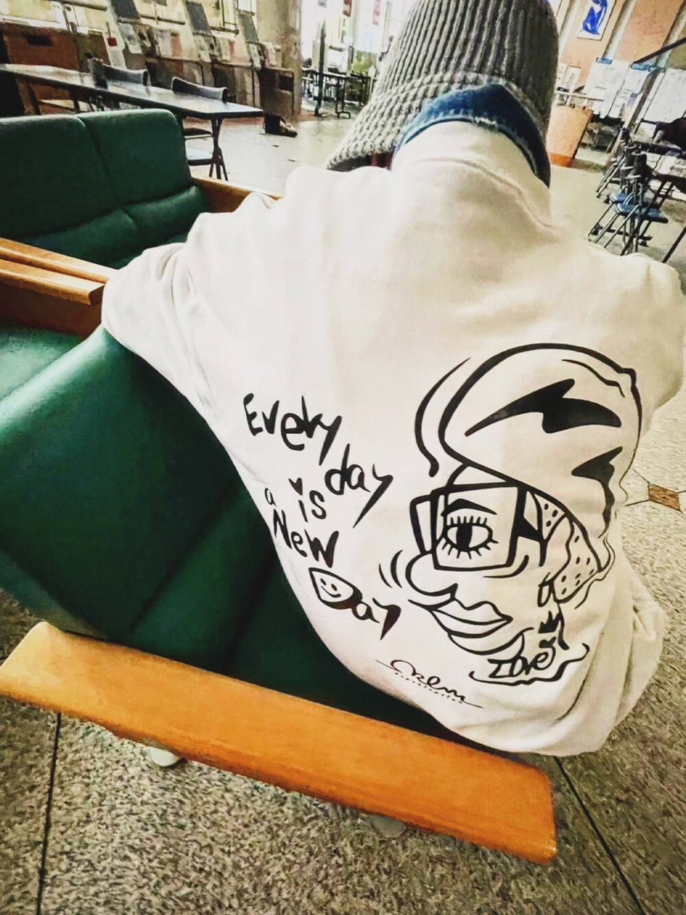 ベージュ系のジャケット/アウター、ブルー系のオールインワン・サロペット、ベージュ系のブーツを着用したメンズの冬コーディネートの2枚目の写真