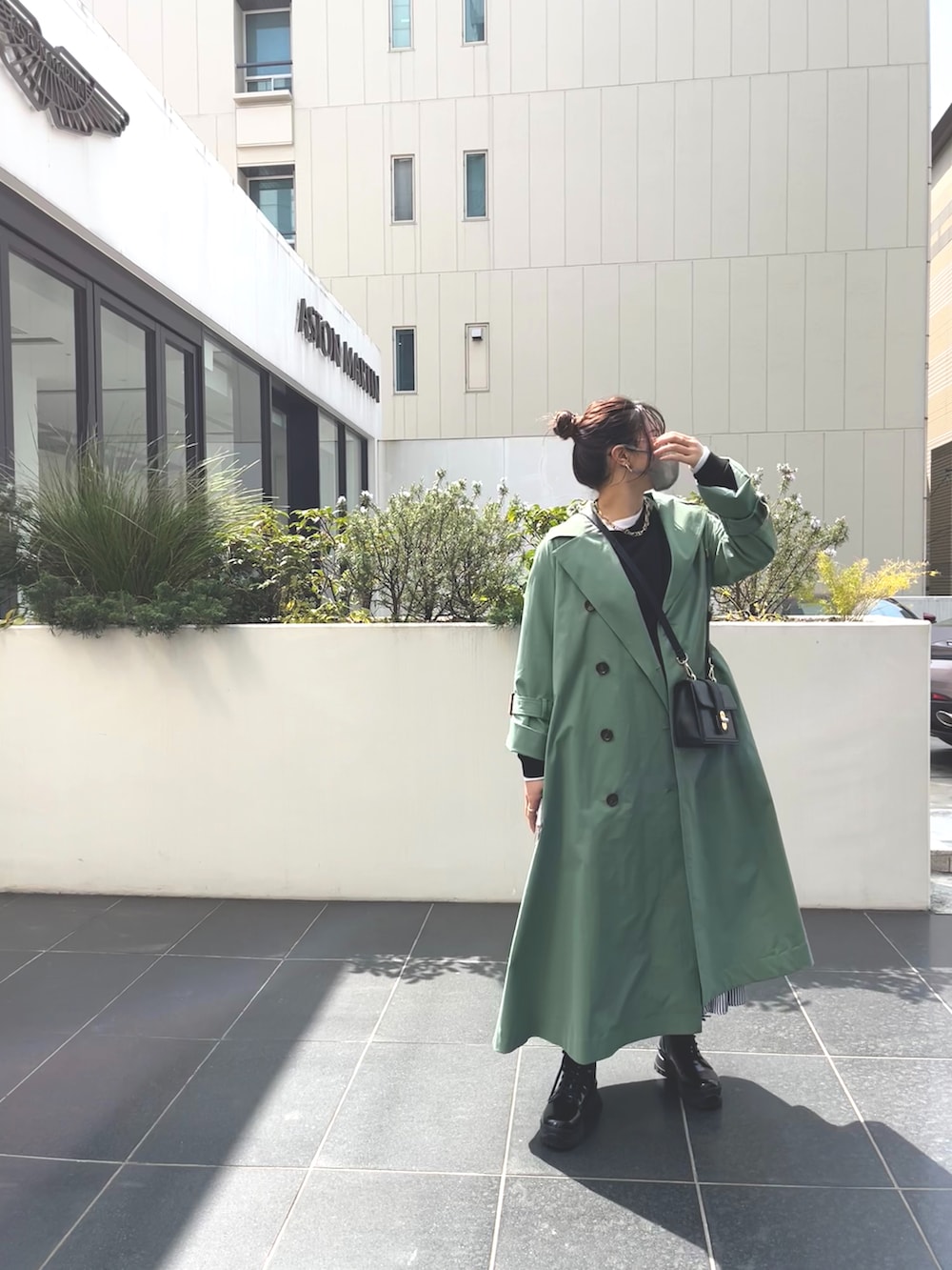 「シンプルコーデ、きれいめカジュアル、お洒落さんとつながりたい、ootd、パステル映える春、カジュアルコーデ、カラーコーデ、春コーデ、グリーンコーデ、トレンチコート、ブーツ」｜「tokyo stylist the one editionのアイテム（トレンチコート、グリーン系）」を使った、ヤオさん（レディース・156cm）の春コーディネートの2枚目の写真