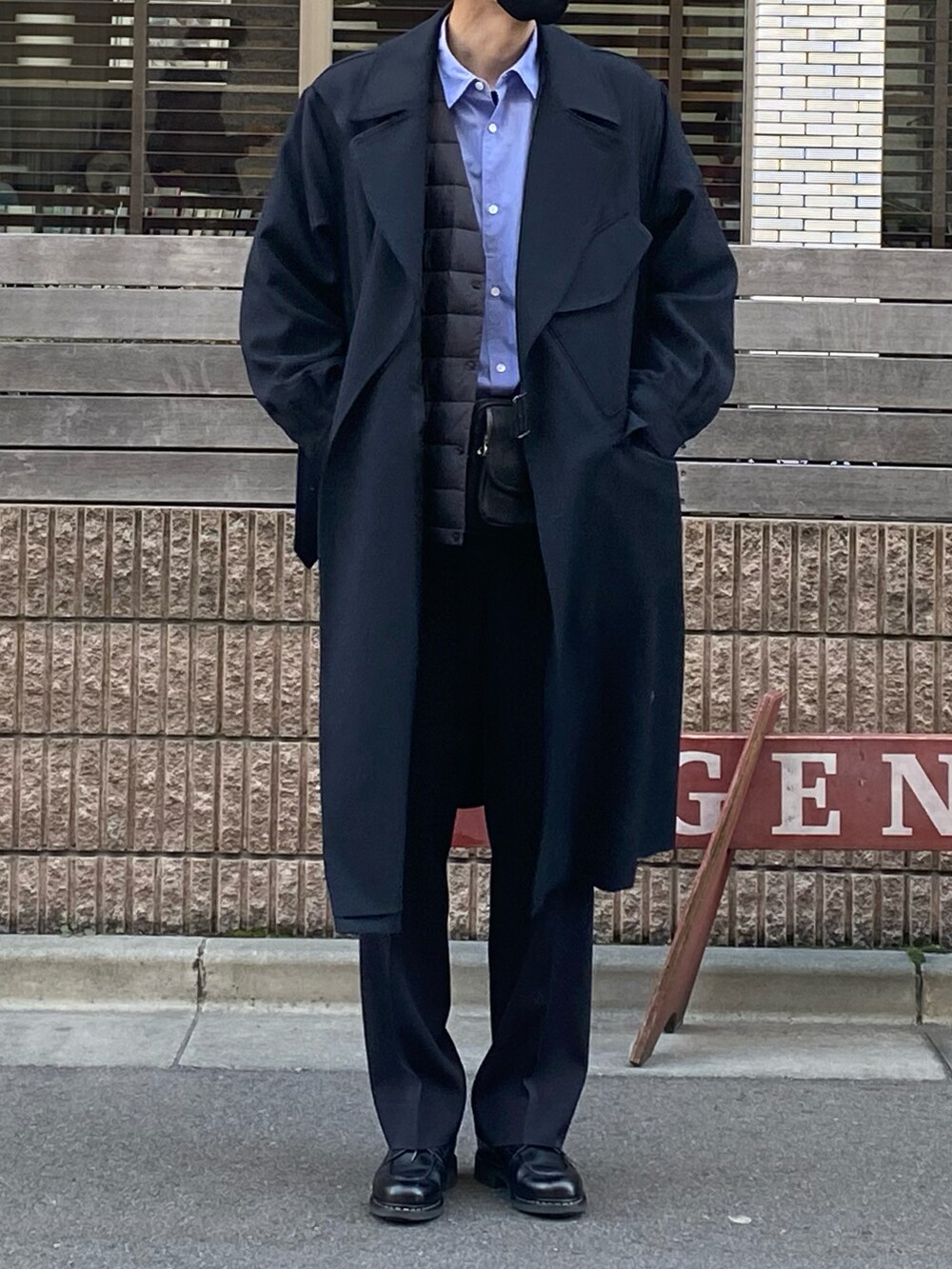 ブルー系のシャツ/ブラウス、ブルー系のジャケット/アウター、ブラック系のスラックスを着用したメンズの冬コーディネートの2枚目の写真